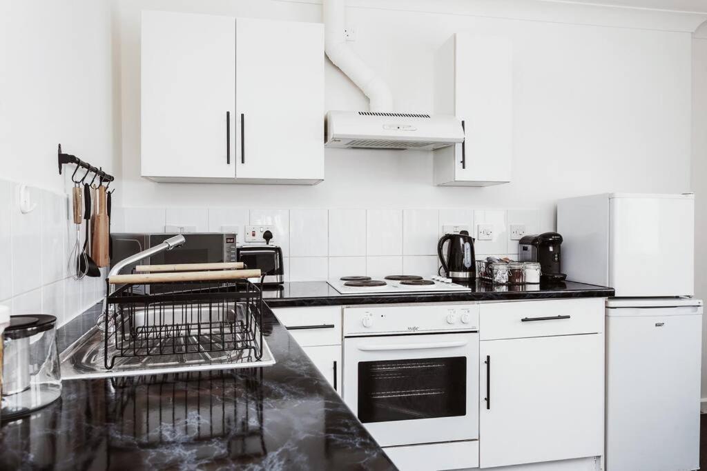 Apartmán The Minimalist - Entire 1 Bed Flat Near Gunwharf Quays, Ground Floor Flat Private Entrance Portsmouth Exteriér fotografie